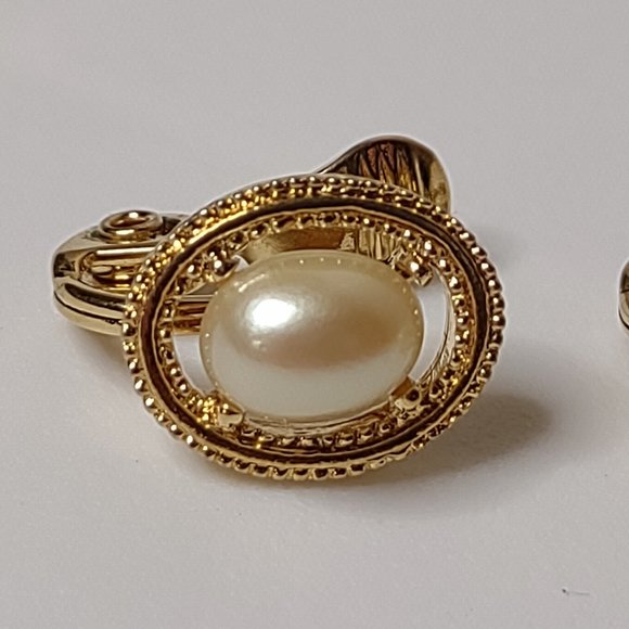 Cute Gold Tone Oval Shaped Monet Clip On Earrings - Picture 3 of 11